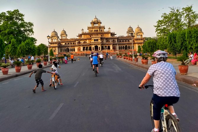3-Hour Morning Bike Tour of Jaipur - Govind Devji temple and morning prayer time close to ceremony