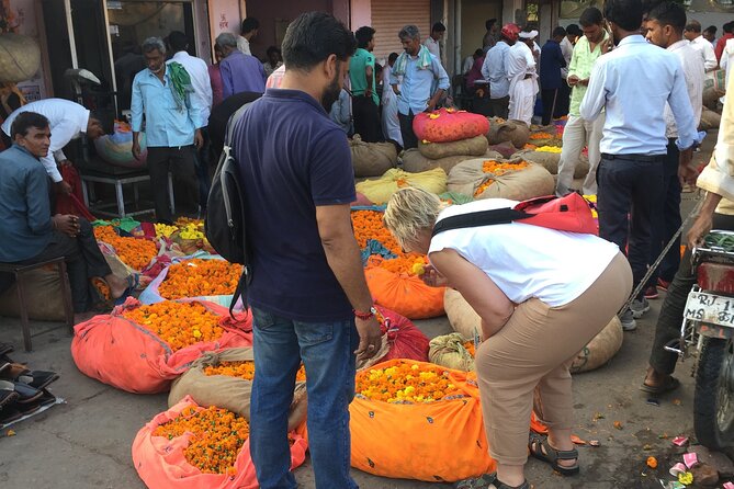 Cultural Walk and Food Tasting In Jaipur - Stop 1: Utensils, textiles, and furniture shopping street