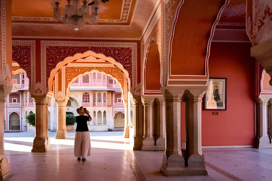 From Delhi: Jaipur Sightseeing Day Tour with Hotel Pickup - Hawa Mahals 950 windows, why the pink facade matters