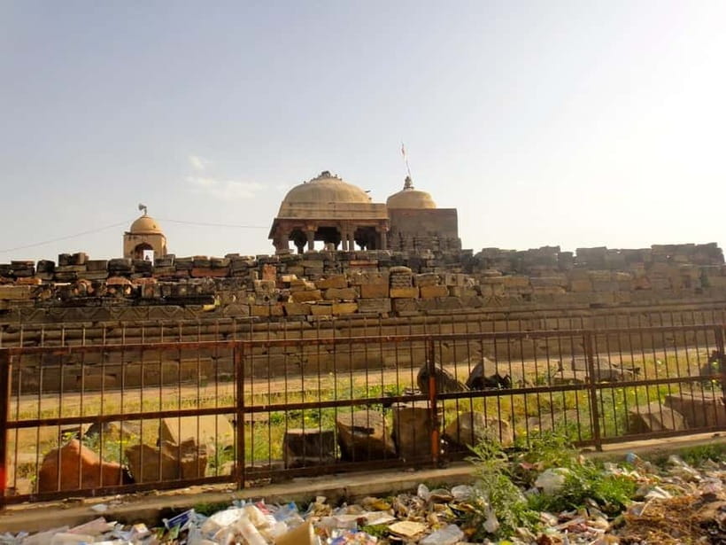 From Jaipur: Same Day Trip to Abhaneri Chand Baori Stepwell - Small Rules That Matter: Temple Dress, Bags, and Footwear