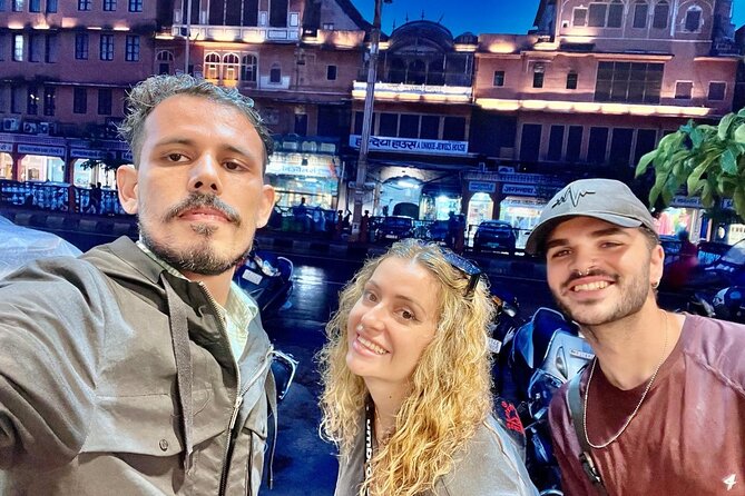 Heritage Culture and History Walking Tour in Jaipur - Govind Devji Temple and the aarti moment