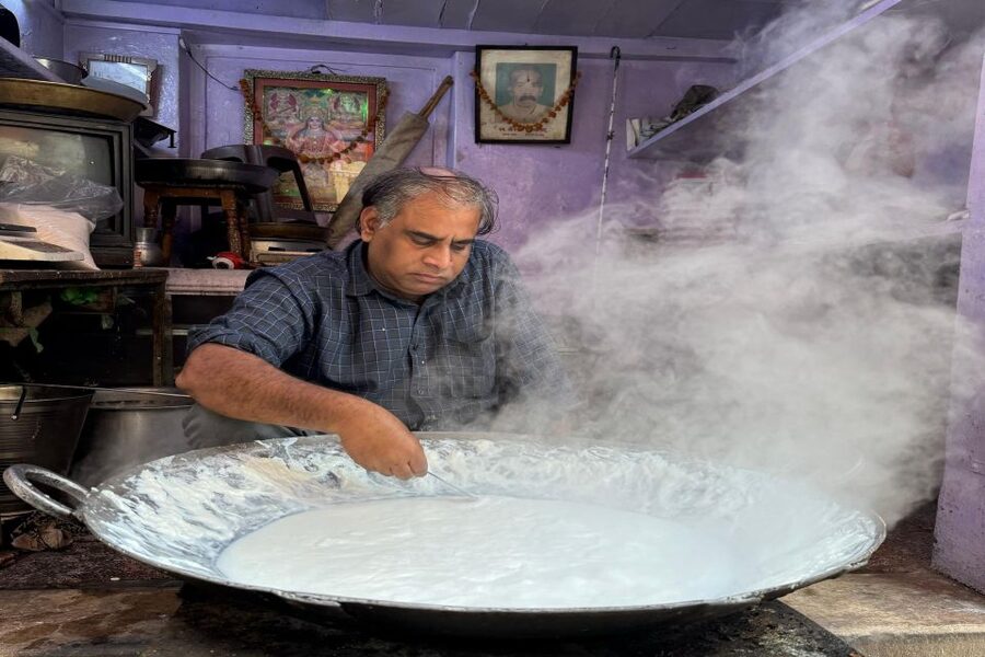 Heritage Walk & Street Food Tasting in Jaipur - Artisan moments along the route: Thatheras, bangles, temples, wells