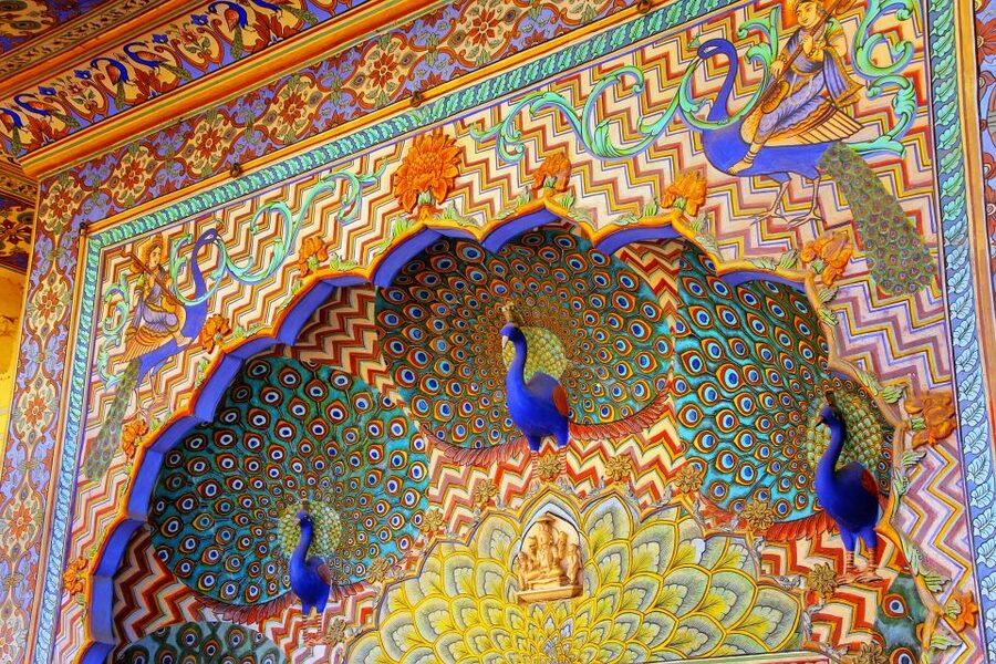 Jaipur City Tour: City Palace, Jantar, Hawa & Jal Mahal - Hawa Mahal: the Palace of Winds and the photo angle people remember