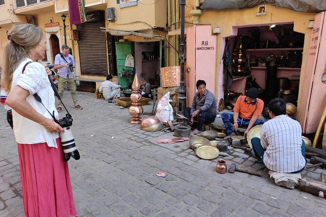 "Jaipur Cultural Walk: Explore life behind the pink walls" - Stop 2: Chhoti Chaupar tea break, incense alleys, and hot snacks