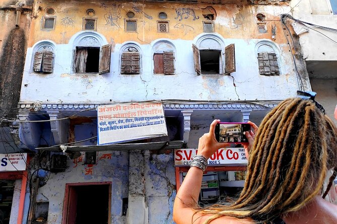 "Jaipur Cultural Walk: Explore life behind the pink walls" - Stop 1: Tripolia Bazar crafts, photography, and workshop watching