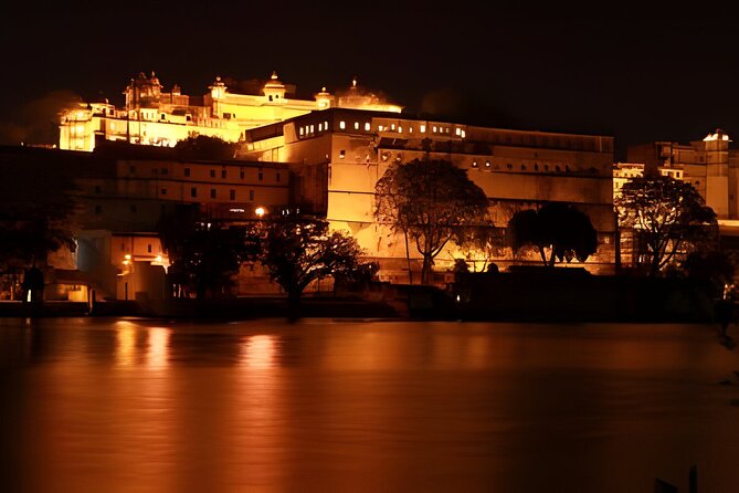 Jaipur Evening City Tour In Open Jeep - Johri Bazaar shopping time, then Albert Hall Museum for a cultural bookend