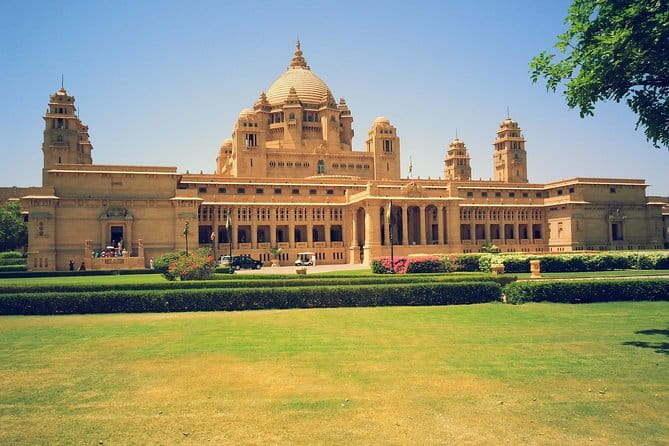Jaipur Full Day Heritage of Pink City Tour By Tuk Tuk With Chai - Royal Gaitor Tumbas and City Palace: marble, memory, and artifacts