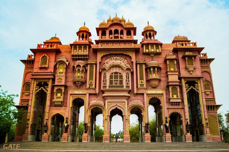 Jaipur: Full-Day Sightseeing Tour with Guide and Lunch - Hawa Mahal: a quick look at the façade, plus the story behind it
