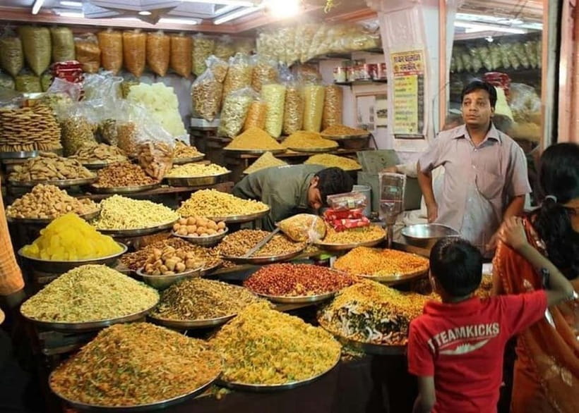 Jaipur: Guided History Walking Tour with Food Tasting - Badi Chaupar: Local Snacks and Courtyard-Linked Stories