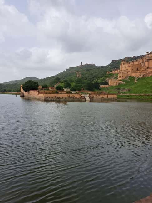 Jaipur Half Day Tour By Tuk Tuk With Local Chaiwala - Hawa Mahal: Palace of Winds, lattice windows, and street views