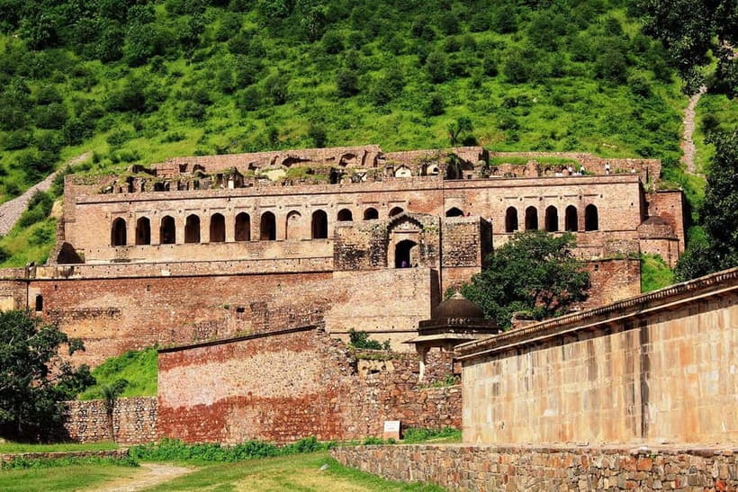 Jaipur: Haunted Bhangarh Fort and Abhaneri Stepwell Day Trip - Bhangarh Fort in daylight: legends, ruins, and the king’s palace area