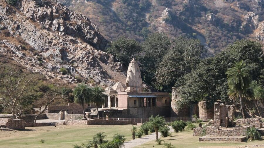 Jaipur: Same-Day Bhangarh Fort & Chand Baori Stepwell Tour - Lunch at Palace Hotel, how to plan for food without ruining the day