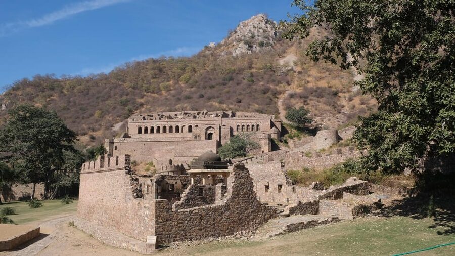 Jaipur: Same-Day Bhangarh Fort & Chand Baori Stepwell Tour - The optional art and craft village stop on the return