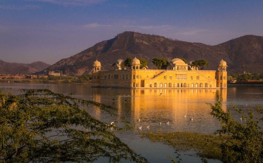 Jaipur Sightseeing by Tuk-Tuk: Temples, Palaces & Markets - Amer Fort in 90 minutes: why this UNESCO site anchors the day