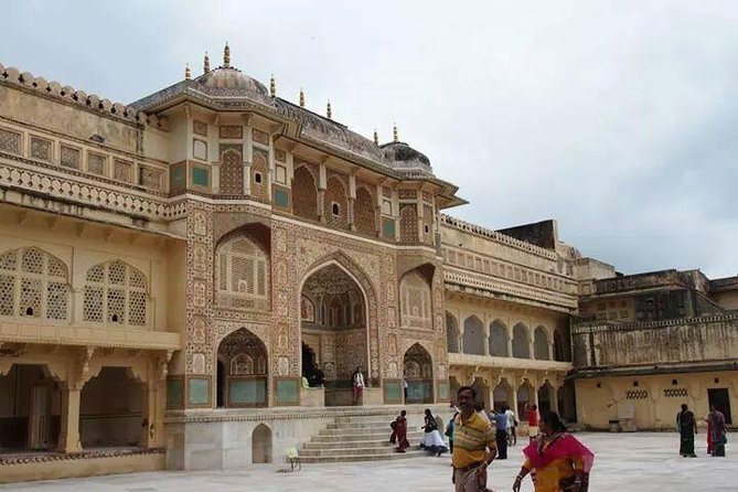 Jaipur Sightseeing Tuk-Tuk Tour - Hawa Mahal: the Palace of Breeze and the art of looking