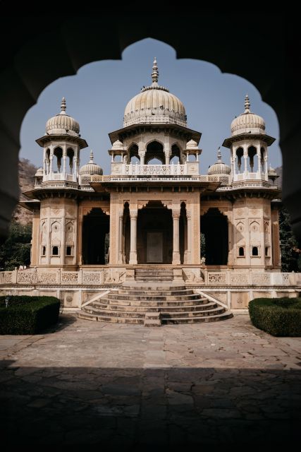 Jaipur: Temple Tour - Garh Ganesh Mandir and Gaitore parking (1 hour): a contemplative closer