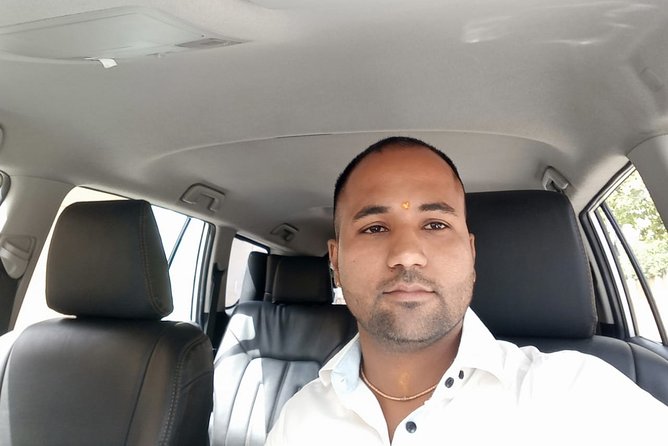 Jaipur to New Delhi Airport/Hotel – One-Way Cab Private Transfers - What You Actually Get in the Car: Sedan, Air Conditioning, and English Support