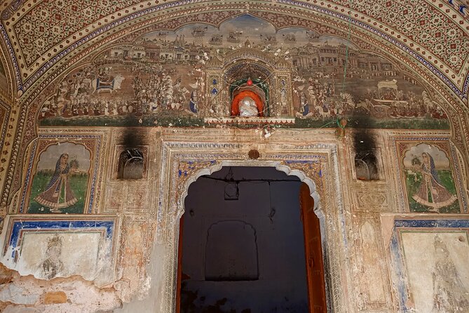 Jaipur@Twilight Guided Heritage City walk tour with Food Tasting - Maniharon ka Rasta at twilight: bangles, bridal jewelry, and lac bangle making