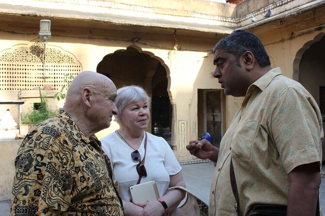 Jaipur walking tour. - Temples along the route: etiquette, shoes, and the head nod trick