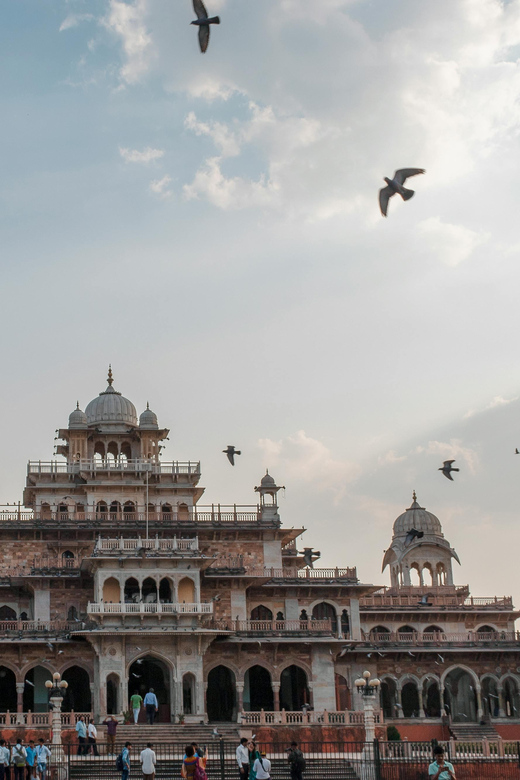 Local Jaipur city sightseeing with options - Guides, and why their style changes the day