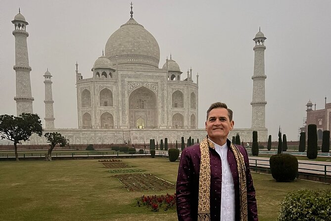 Private Day Trip from Jaipur Taj Mahal and Fathepur Sikri - The driver and guide experience, with Vinod and Rahul showing up in feedback