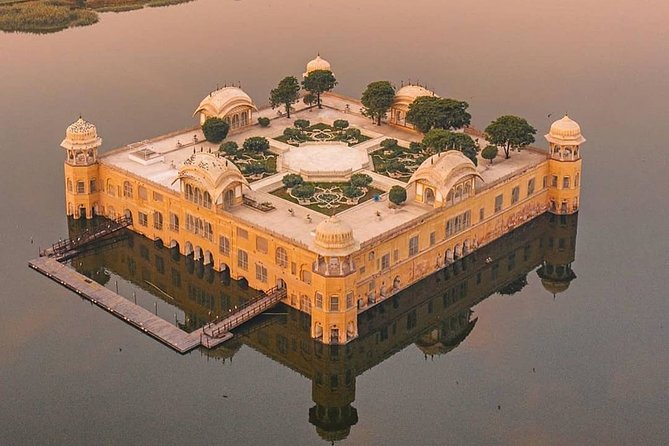 Private Full Day Jaipur Sightseeing Tour By Tuk Tuk - Jantar Mantar and Hawa Mahal plus Gaitore: a full old-city sweep