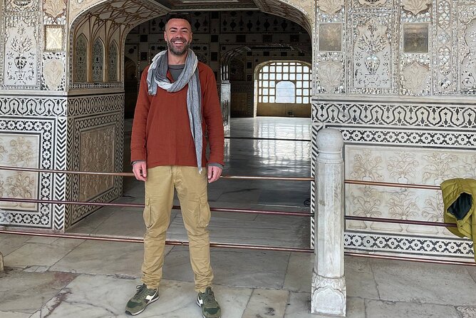 Private Jaipur Half-Day: Amber Fort, Stepwell, Jal Mahal & Gaitor - Comfort and the guide setup: where punctuality pays off