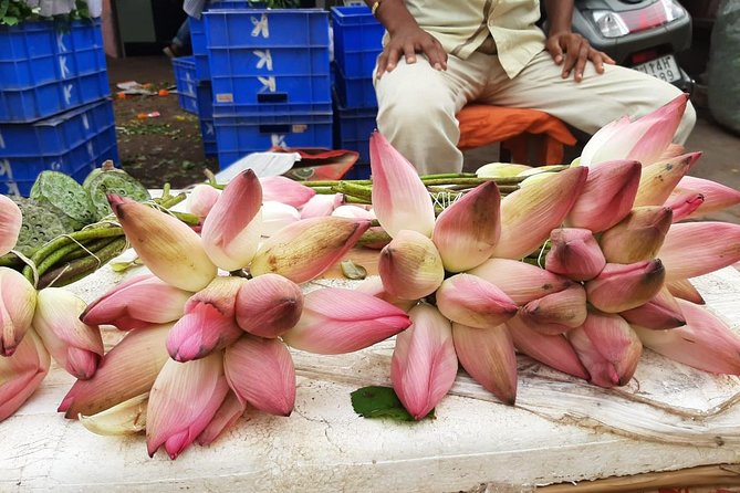 Take in the Beauty of an Early Morning with Fresh Flowers - Stop 2: Kale Hanumanji Ka Mandir and the oldest wholesale flower market